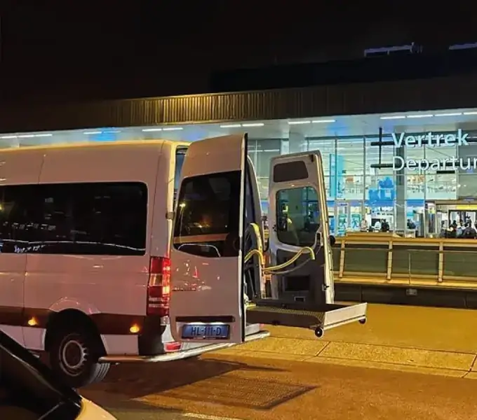 Rolstoelbus bij Schiphol voor reizigers uit Apeldoorn